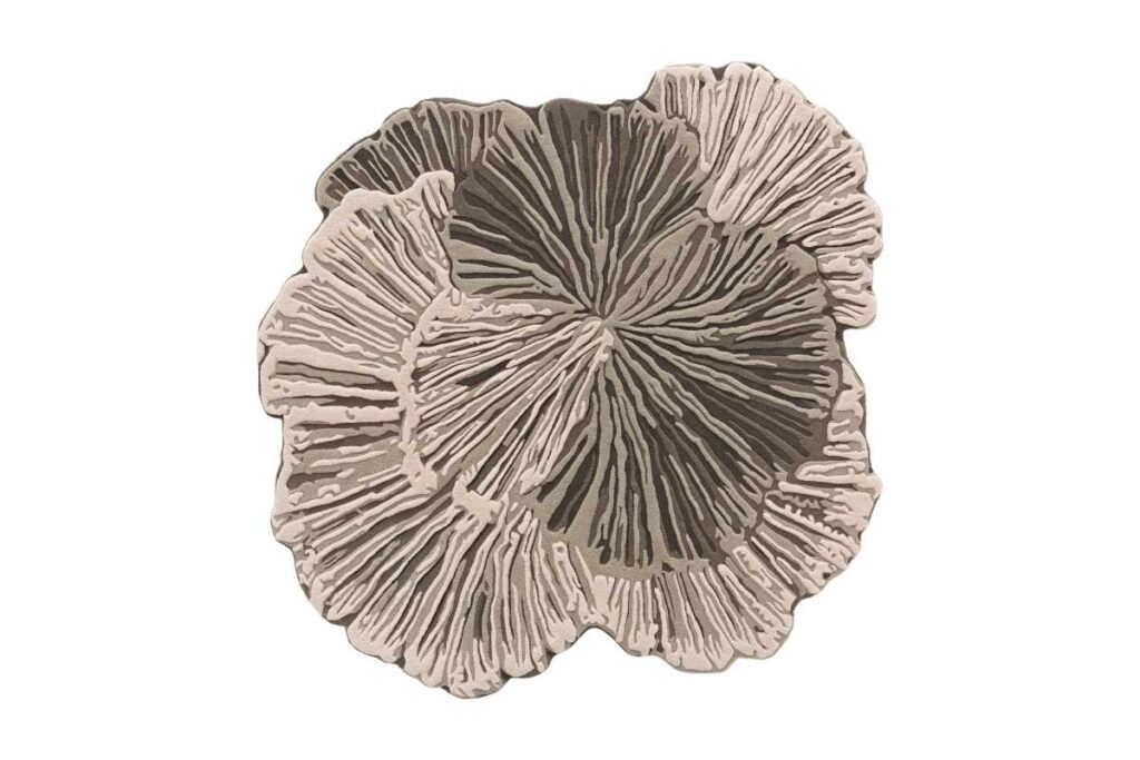 Tappeto Botanica di GAN by Bodo Sperlein, sagoma organica in lana grigia e beige con rilievi floreali, 200×200 cm