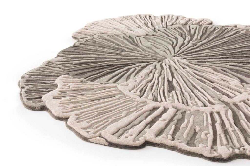 Tappeto in lana grigia Botanica Rug Grey di GAN dal design organico ispirato alla natura