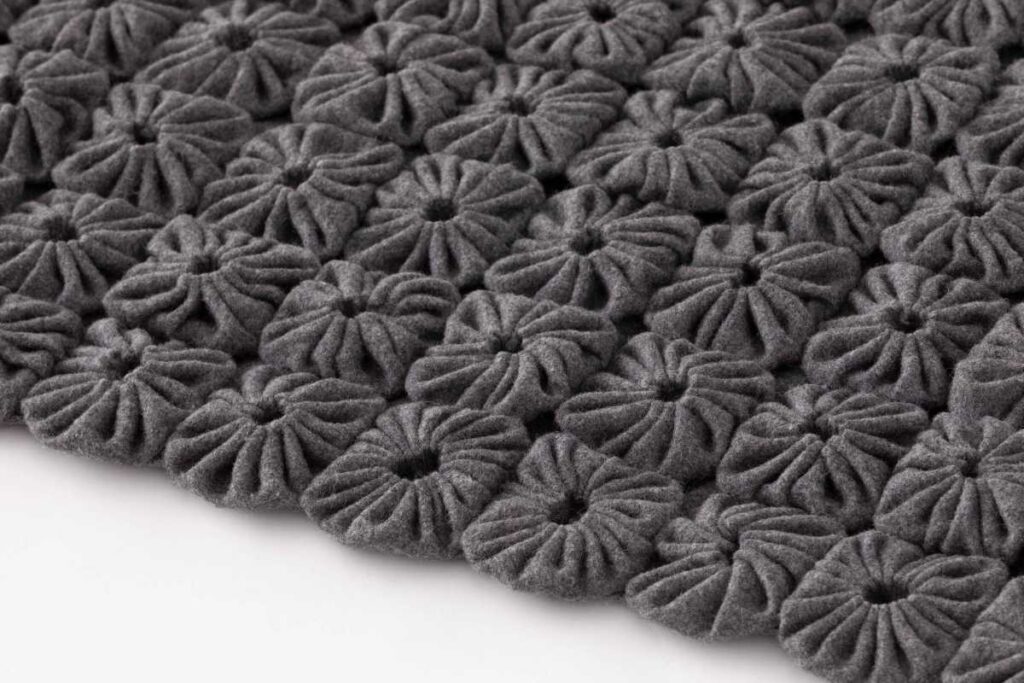 Tappeto MOMOS di GAN design José Gandía-Blasco in lana antracite con ricamo tridimensionale e texture geometrica