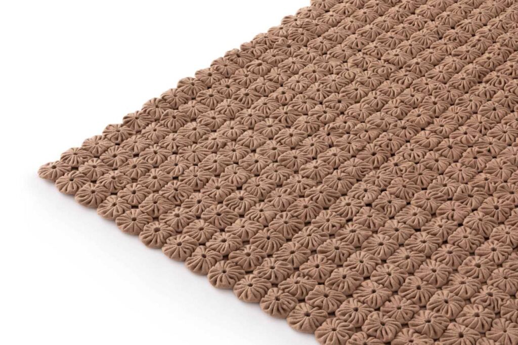Tappeto Momos Rug Camel di GAN in lana ricamata a mano con texture tridimensionale ispirata all’artigianato brasiliano