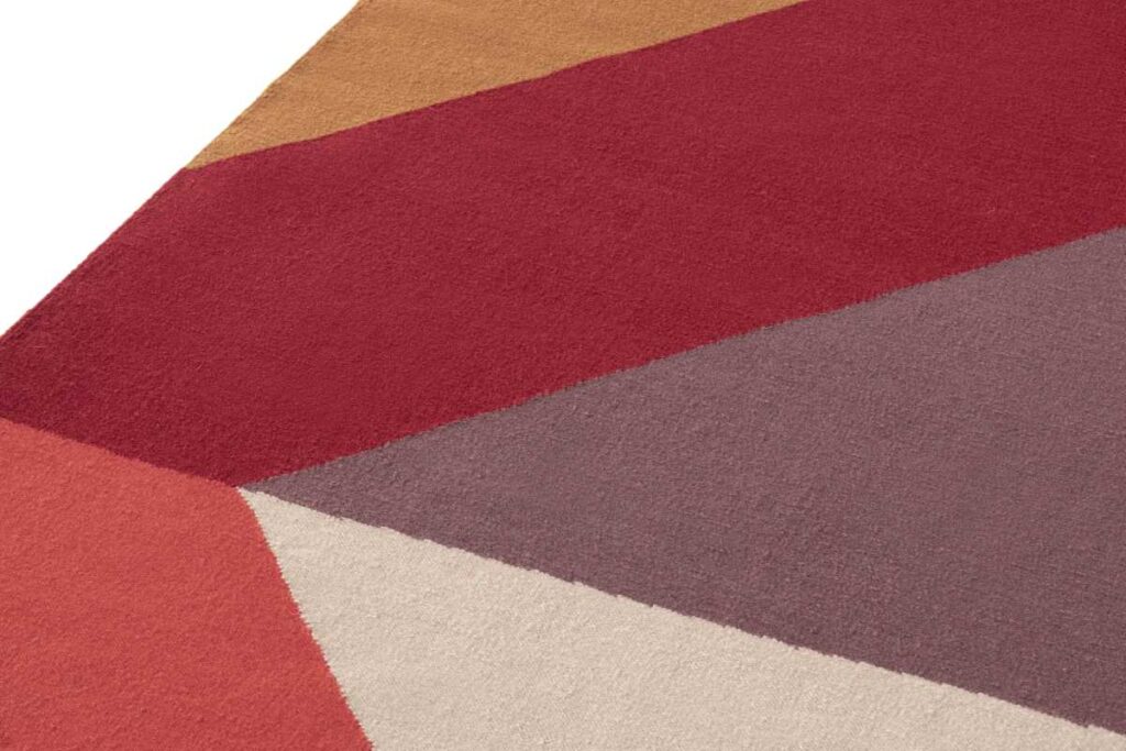 Dettaglio tappeto VANGUARDIAS GAN di Sandra Figuerola, kilim geometrico in lana con colori rosso, arancio e avorio