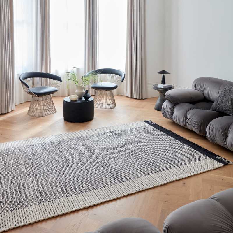 Tappeto Avalon Monochrome di Asiatic Carpets in lana, stile bianco e nero, ambientato in un soggiorno moderno con arredi neutri