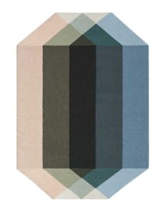 Tappeto GAN Diamond Nude-Petrol per interni ed esterni con design geometrico sfaccettato in PET riciclato.