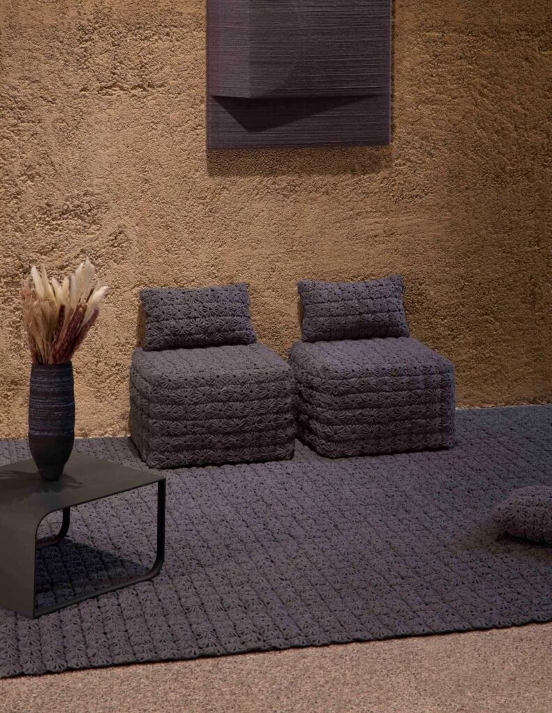 Tappeto in lana antracite ricamato a mano modello Momos di GAN, design tridimensionale geometrico