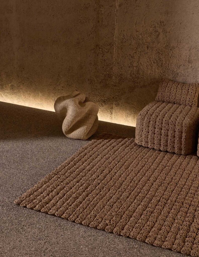 Tappeto in lana color camel ricamato a mano modello Momos di GAN con motivo geometrico tridimensionale