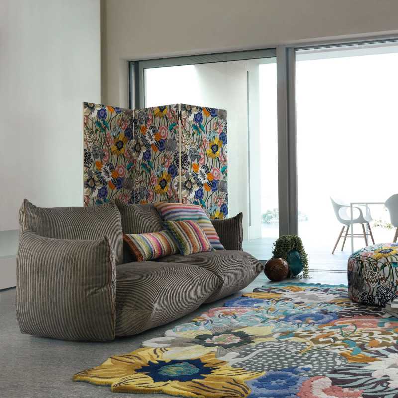 Tappeto Missoni Rajmahal T100 multicolor, con motivo floreale in 100% lana, dimensioni 200x300 cm, posizionato in un salotto moderno con divano a righe e dettagli colorati