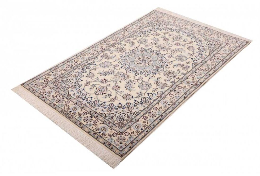 Tappeto persiano Nain 6La annodato a mano in lana e seta, dimensioni 100x155 cm, con motivi floreali eleganti e certificato di autenticità.